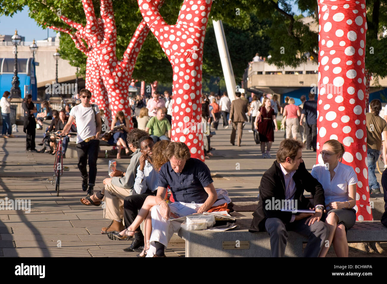 Arbres couverts de Polka Dots pour célébrer par exposition Yayoi Kusama à la Hayward Gallery Southbank Centre London United Kingdom Banque D'Images