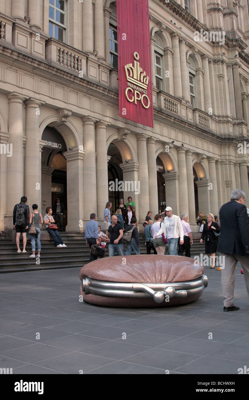 Une sculpture appelée le Trésor public par Simon Perry en dehors de l'objet Stratégie de groupe à Melbourne Australie Victoria Banque D'Images