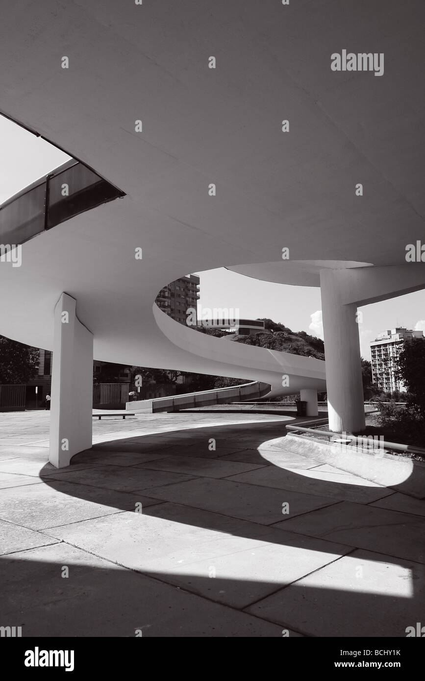 Passerelle à Musée d'Art Contemporain de Niterói, Rio de Janeiro, Brésil Banque D'Images