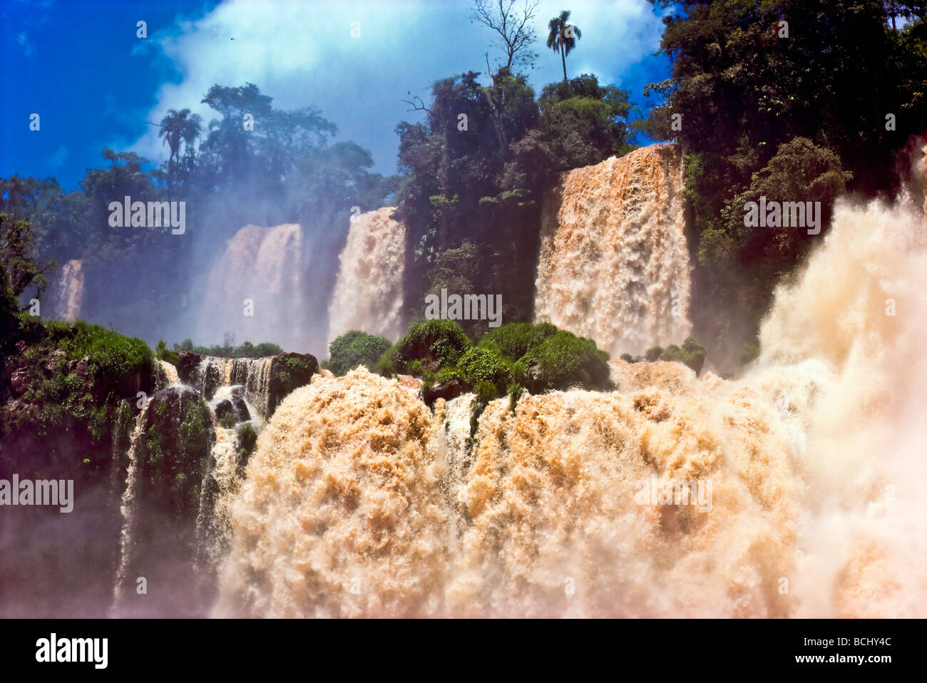 Les chutes d'Iguazu Iguazu avec Brouillard et nuages Brésil/Argentine Banque D'Images