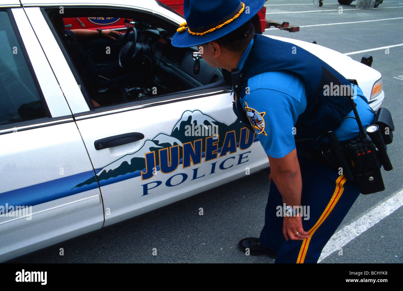 État de l'Alaska Juneau Cavalier parlant à un agent de police était assis  dans une voiture à Juneau en Alaska USA Photo Stock - Alamy