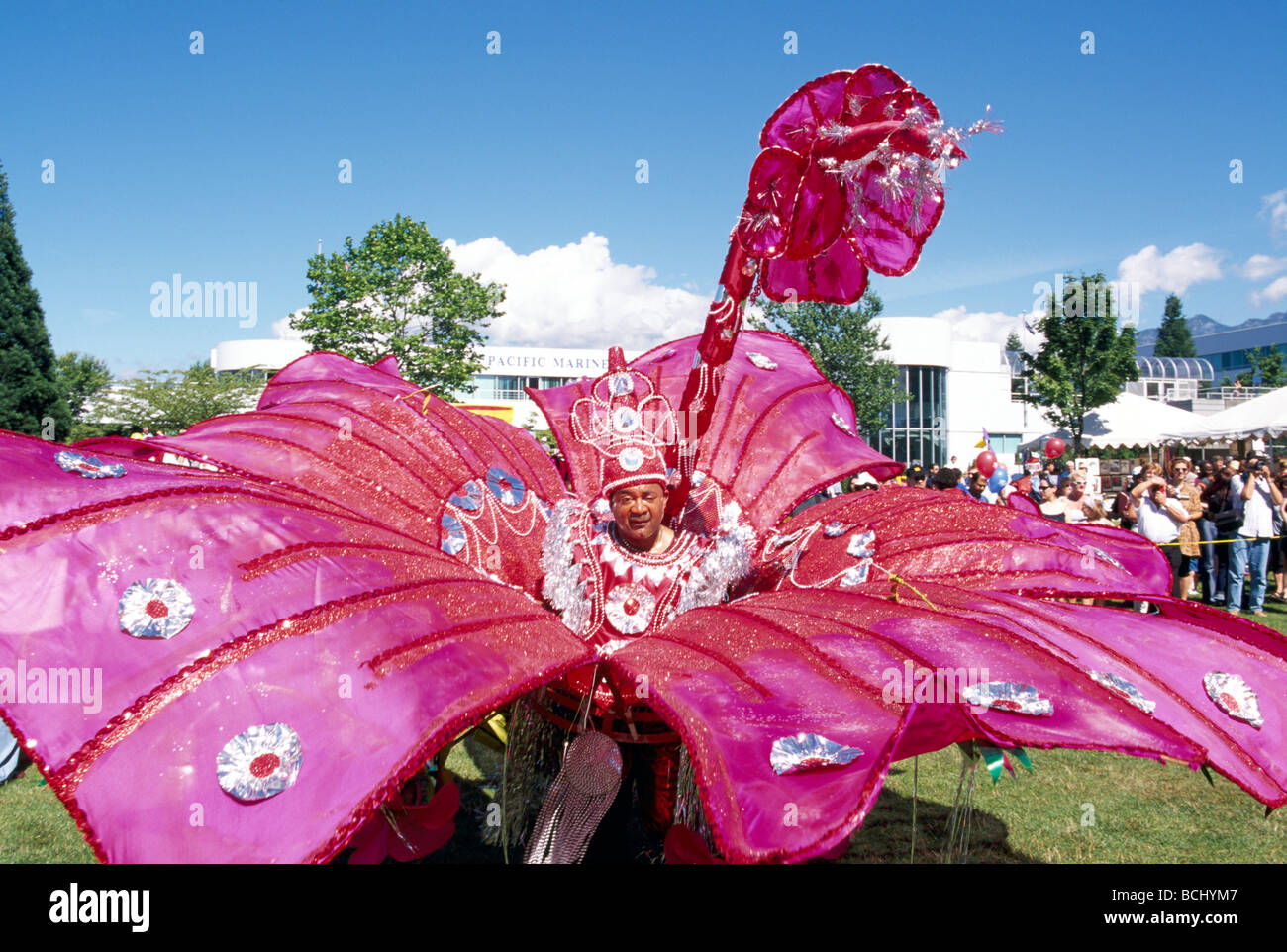 Danseur dans un magnifique costume de fleur dans la Caraïbe Days Festival Street Parade à North Vancouver British Columbia Canada Banque D'Images