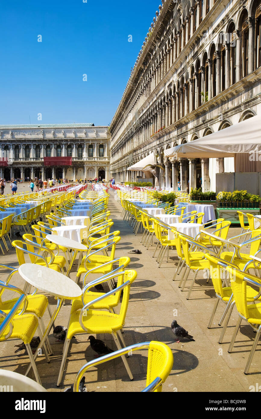 Tables de restaurant sur la place San Marco de Venise Banque D'Images