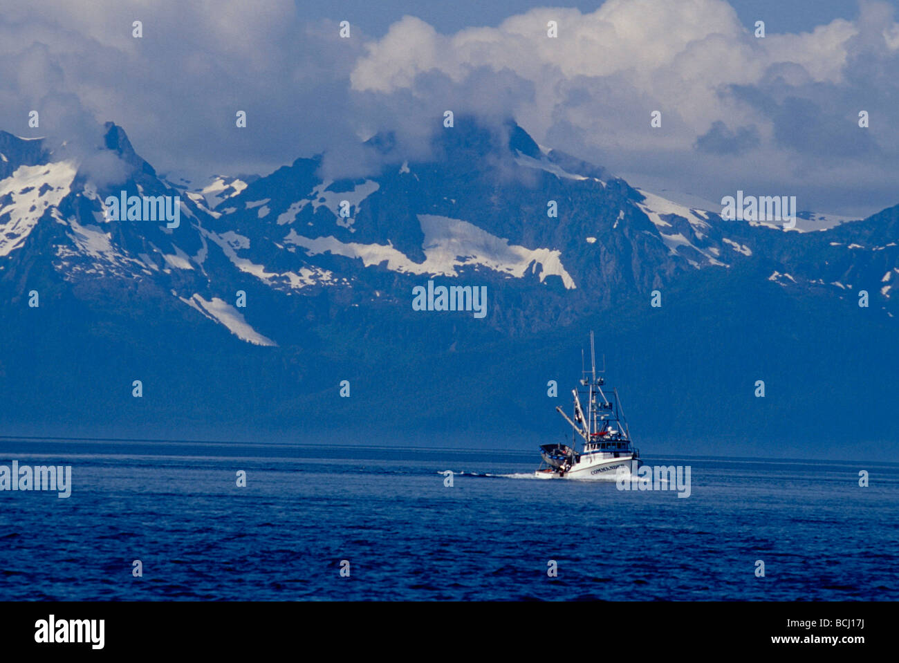 Senneur sur Chatham Strait près de l'île Baranof SW Alaska Banque D'Images