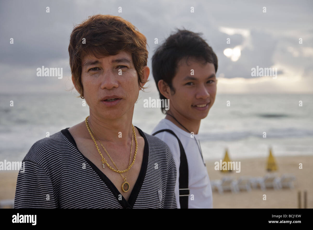 Deux gars thaïlandais sur la plage de Karon, à Phuket, Thaïlande, Banque D'Images