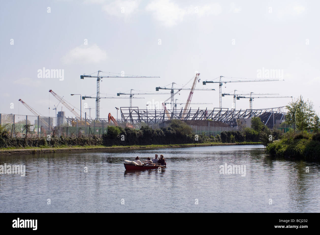 Rivière Lee. Bateau à rames avec Stade Olympique en arrière-plan. London E10. UK. Banque D'Images