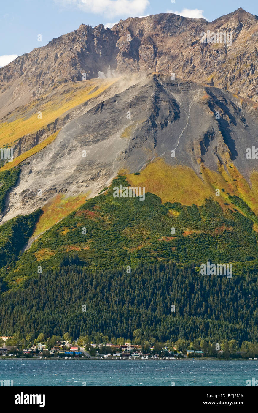 Vue du Mt. Marathon et Seward, Alaska à partir de l'ensemble de la résurrection Bay pendant l'été sur la péninsule de Kenai Banque D'Images