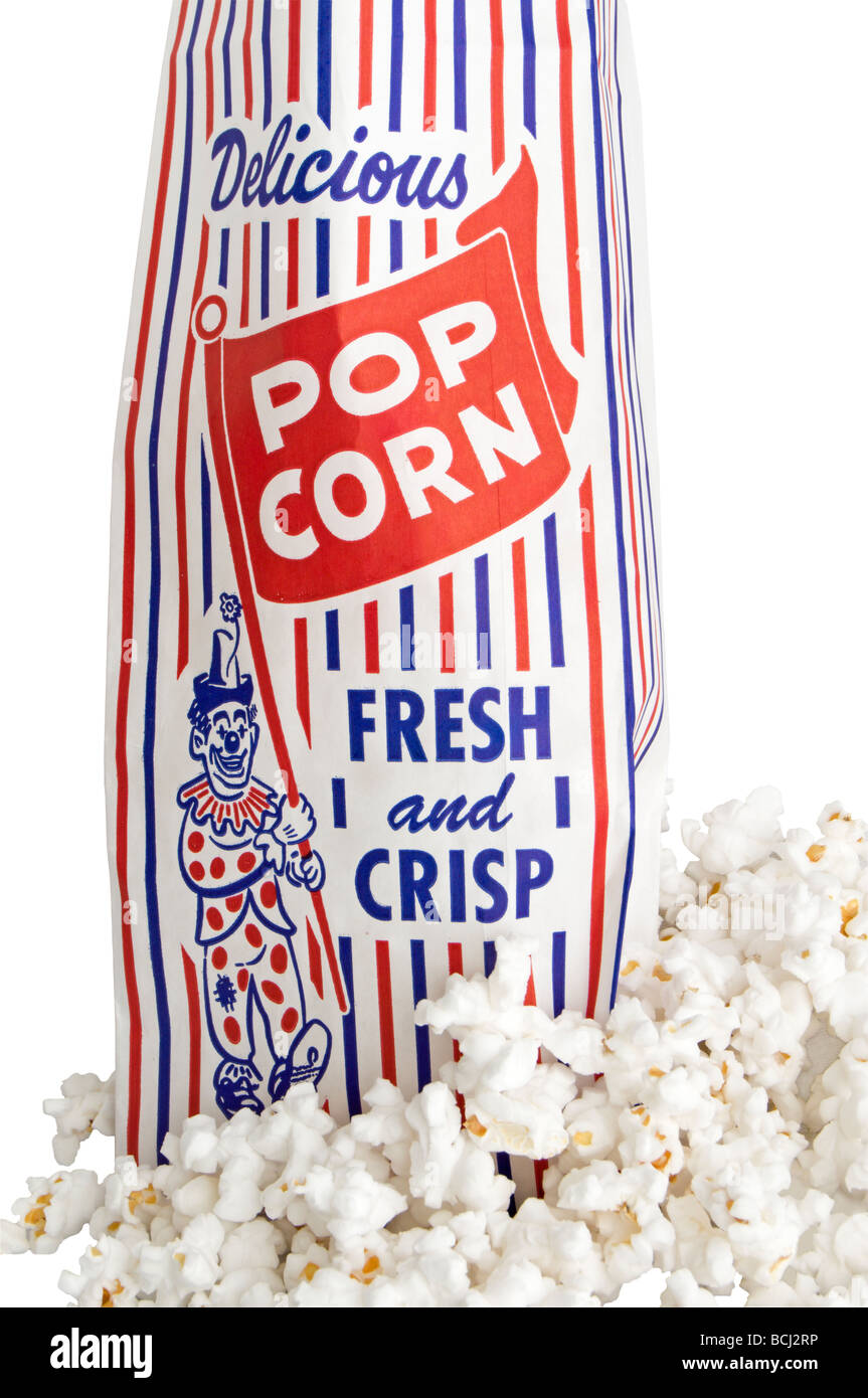 Popcorn a renversé d'un pop-corn à rayures sac de papier. Banque D'Images