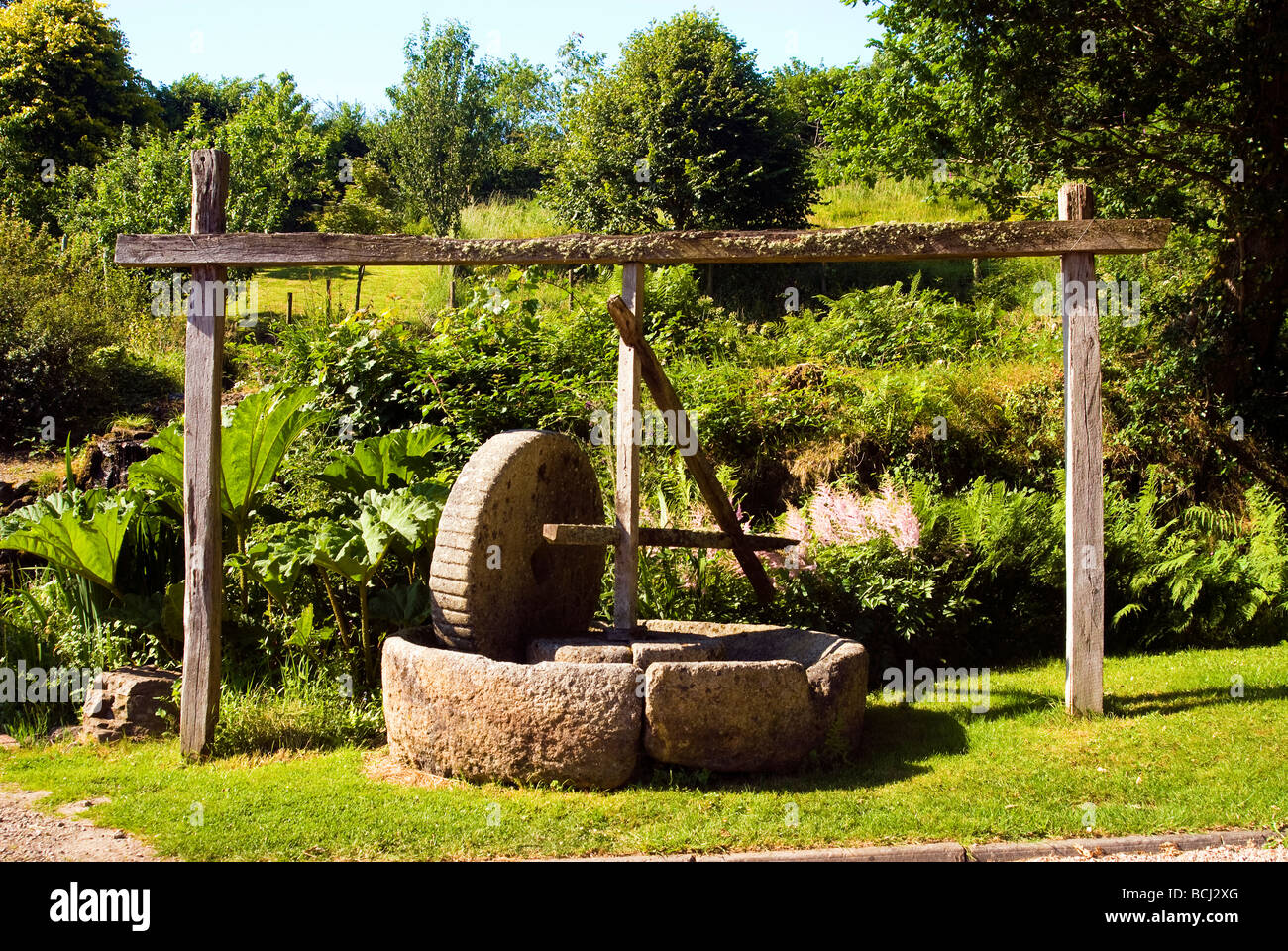 Pressoir à cidre utilisé comme ornement de jardin Banque D'Images