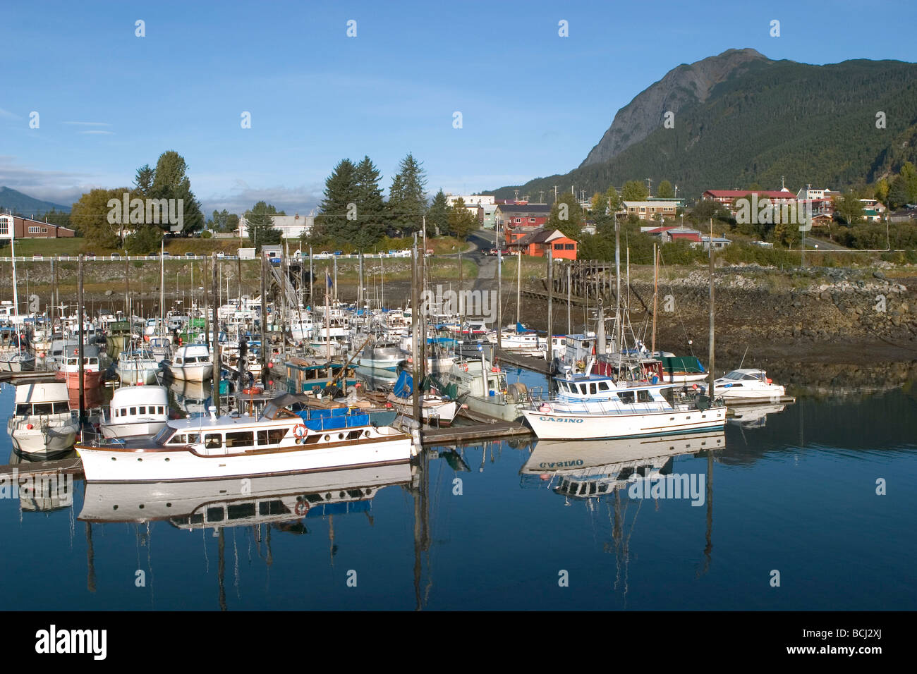 Commercial & Bateaux privés à Haines Harbour SE AK Automne Gamme Chilkat Banque D'Images