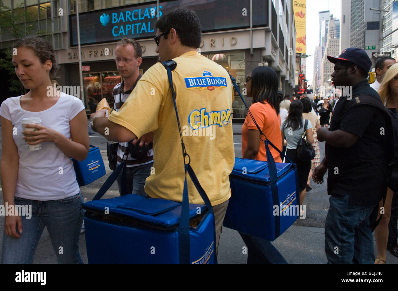 Lapin bleu crème glace donne 50 000 cônes de champ au coeur de New York, à Times Square Banque D'Images
