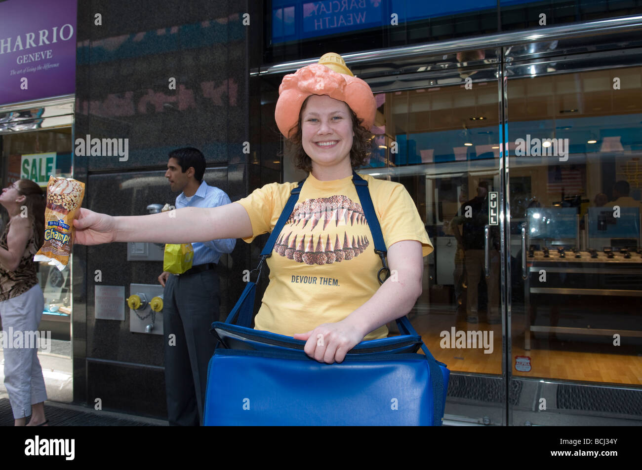 Lapin bleu crème glace donne 50 000 cônes de champ au coeur de New York, à Times Square Banque D'Images