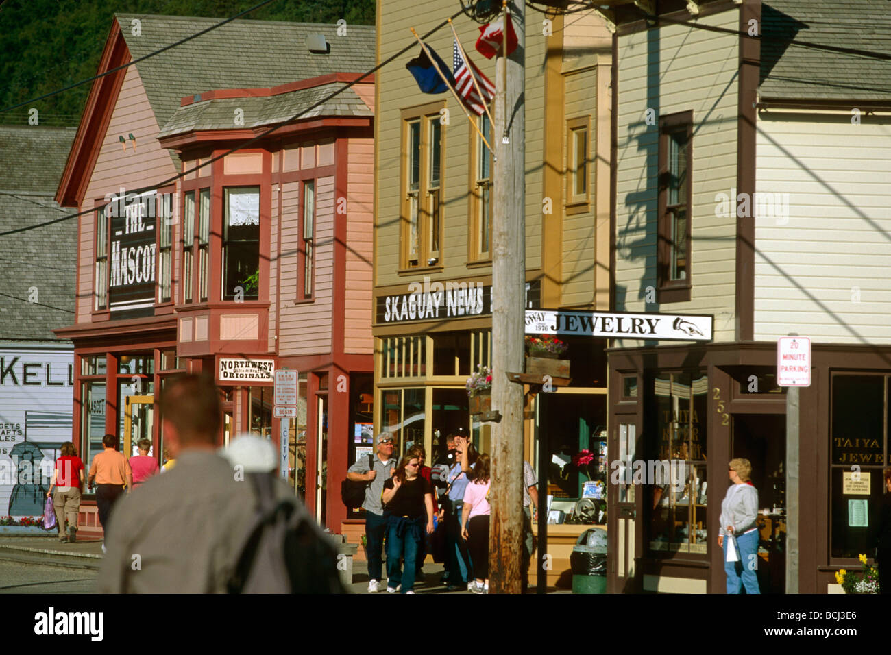 Les visiteurs dans les rues de la ville dans le quartier historique de Skagway AK de l'été se Banque D'Images