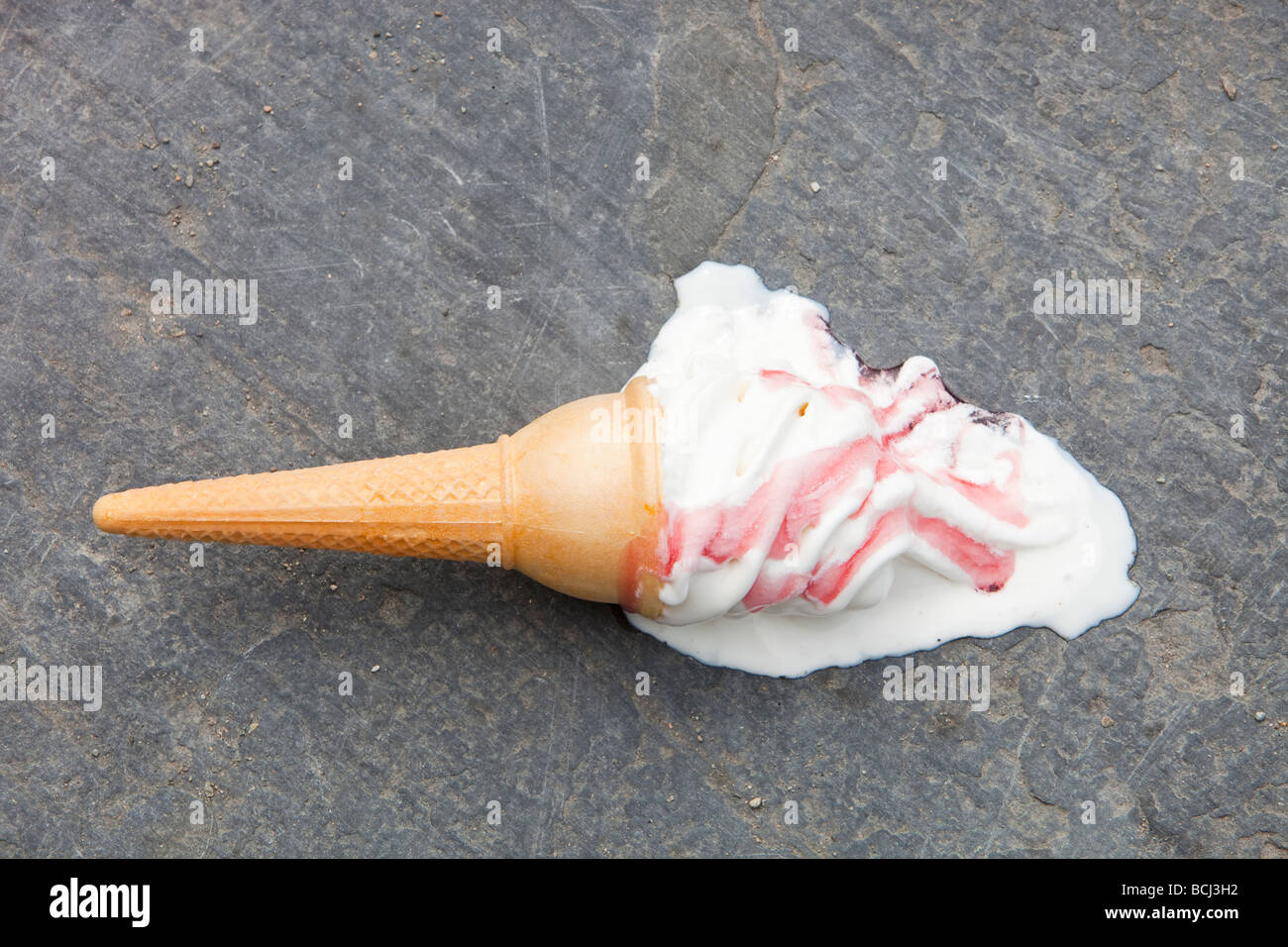 Une Glace Fondre Sur Les Rives Du Lac Windermere Cumbria Uk Pendant Une Vague De Chaleur D Ete Photo Stock Alamy