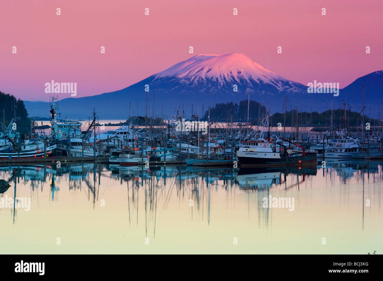 Alpenglow lever du soleil sur le Mt. Cuir et le petit bateau port de Sitka, Alaska Banque D'Images