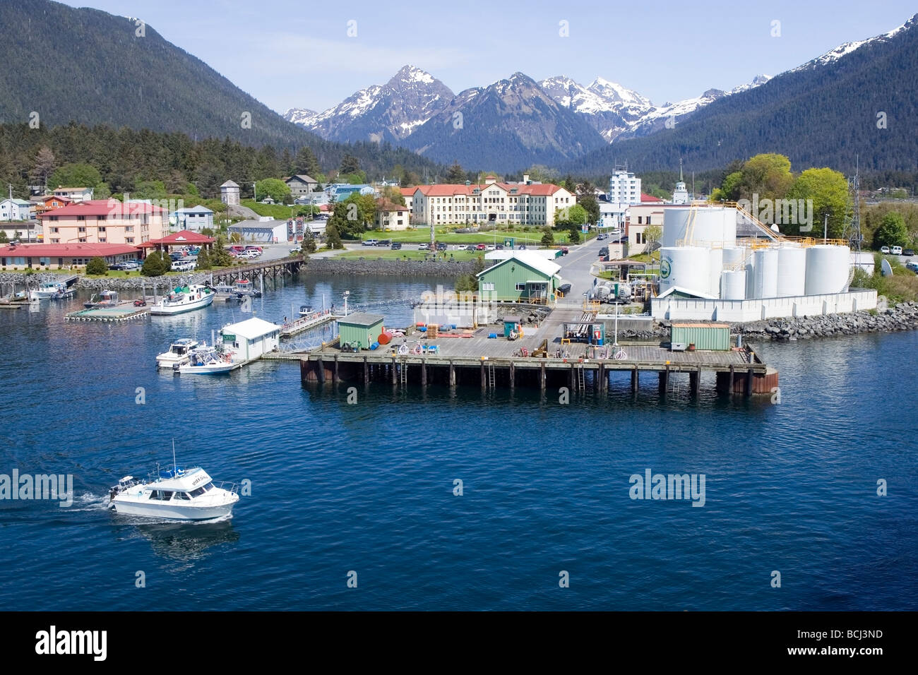 Vue aérienne de Sitka Pioneer Home et le canal de Sitka avec dock et à l'avant-plan au sud-est de l'Alaska summer Banque D'Images
