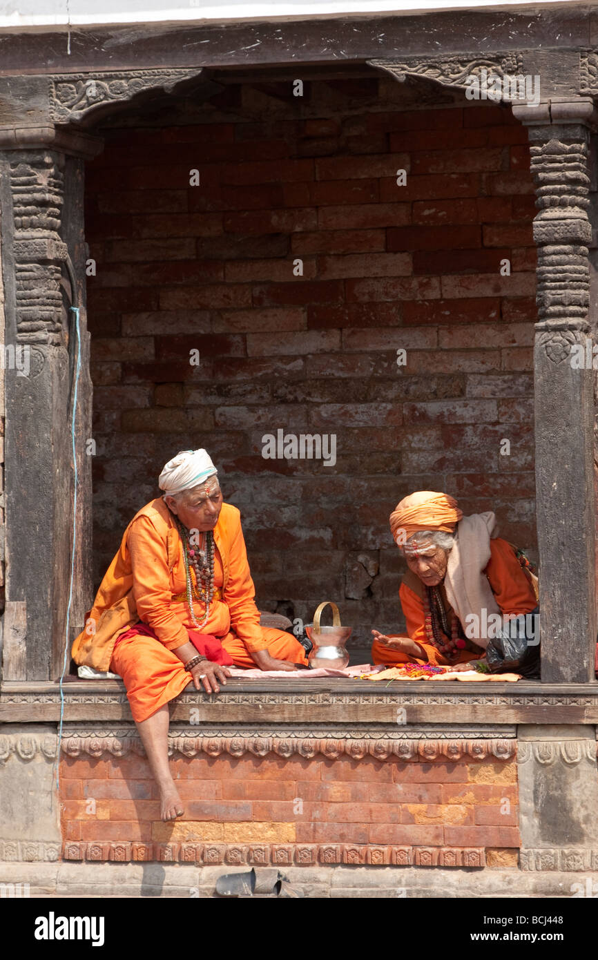 Pashupatinath, Népal. Sadhus hindous, ascètes, reste à l'intérieur d'un pati, un lieu de repos en plein air. Banque D'Images