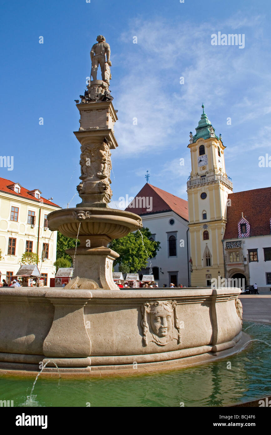 Hlavne namestie Square de Bratislava avec Roland Fontaine, avec statue de Maximilien, et l'ancien Hôtel de Ville Tour de l'horloge Banque D'Images