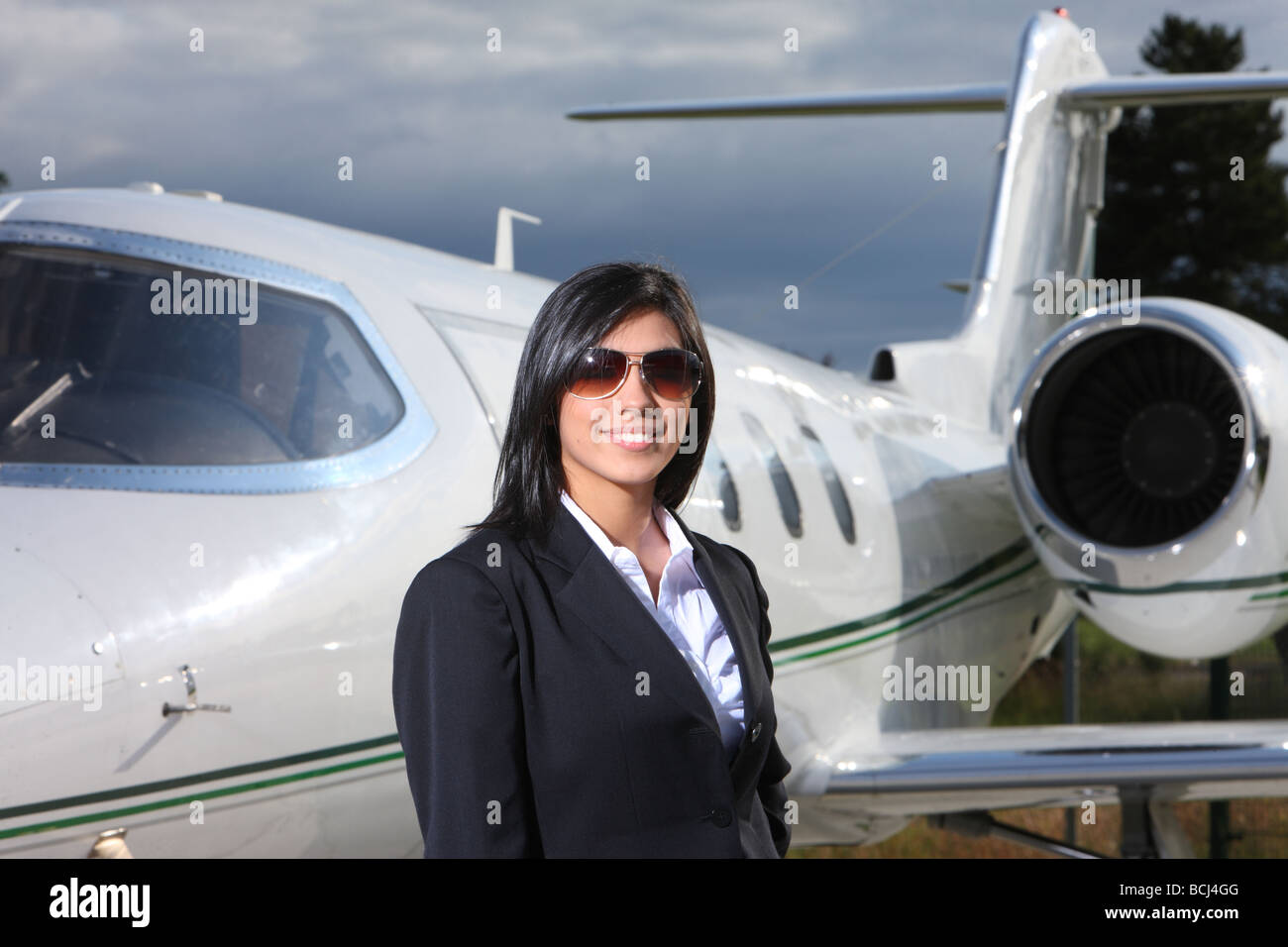 Femme réussie avec jet Banque D'Images