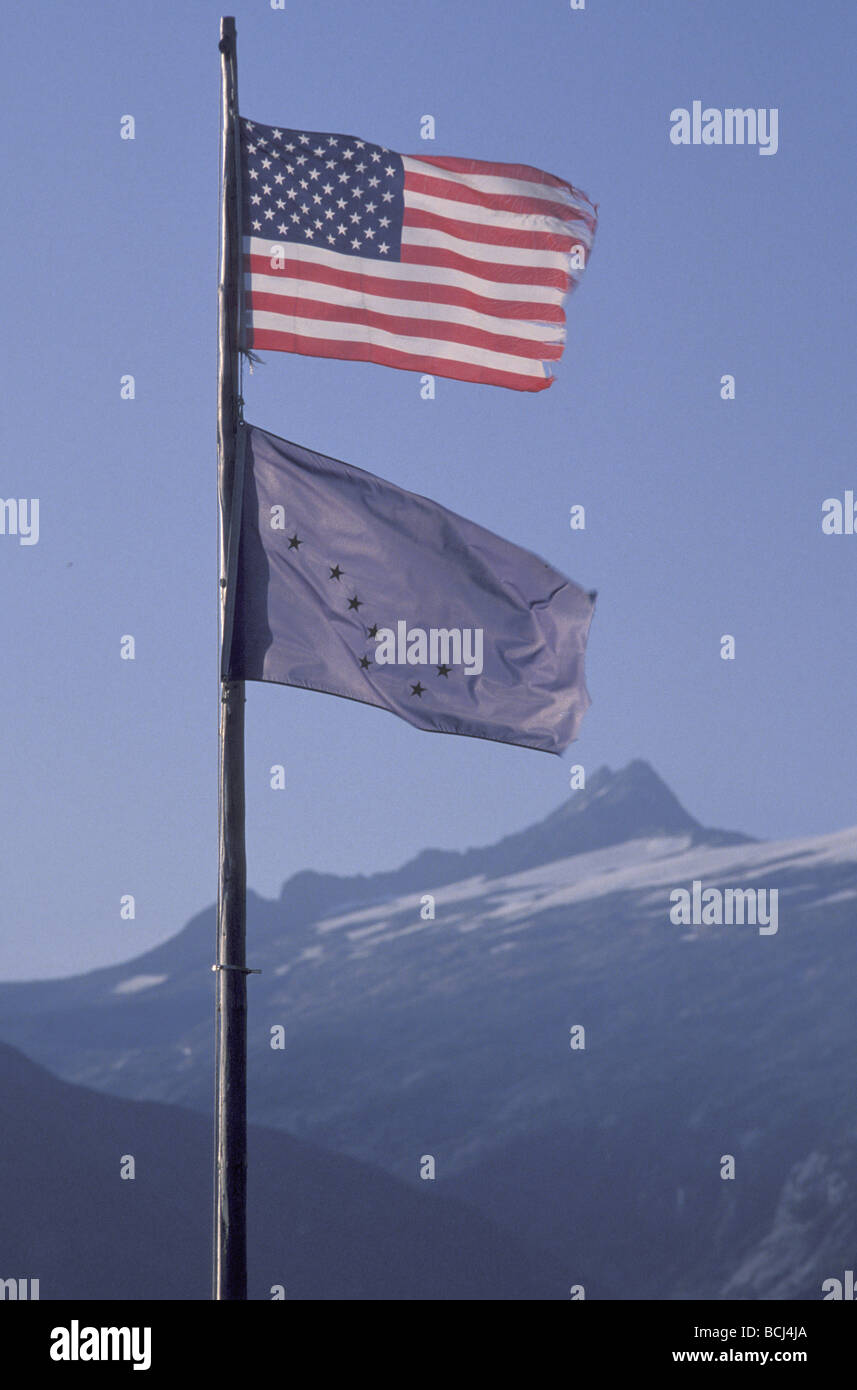 US Flag & AK Drapeau sur l'été en Alaska Pole Banque D'Images