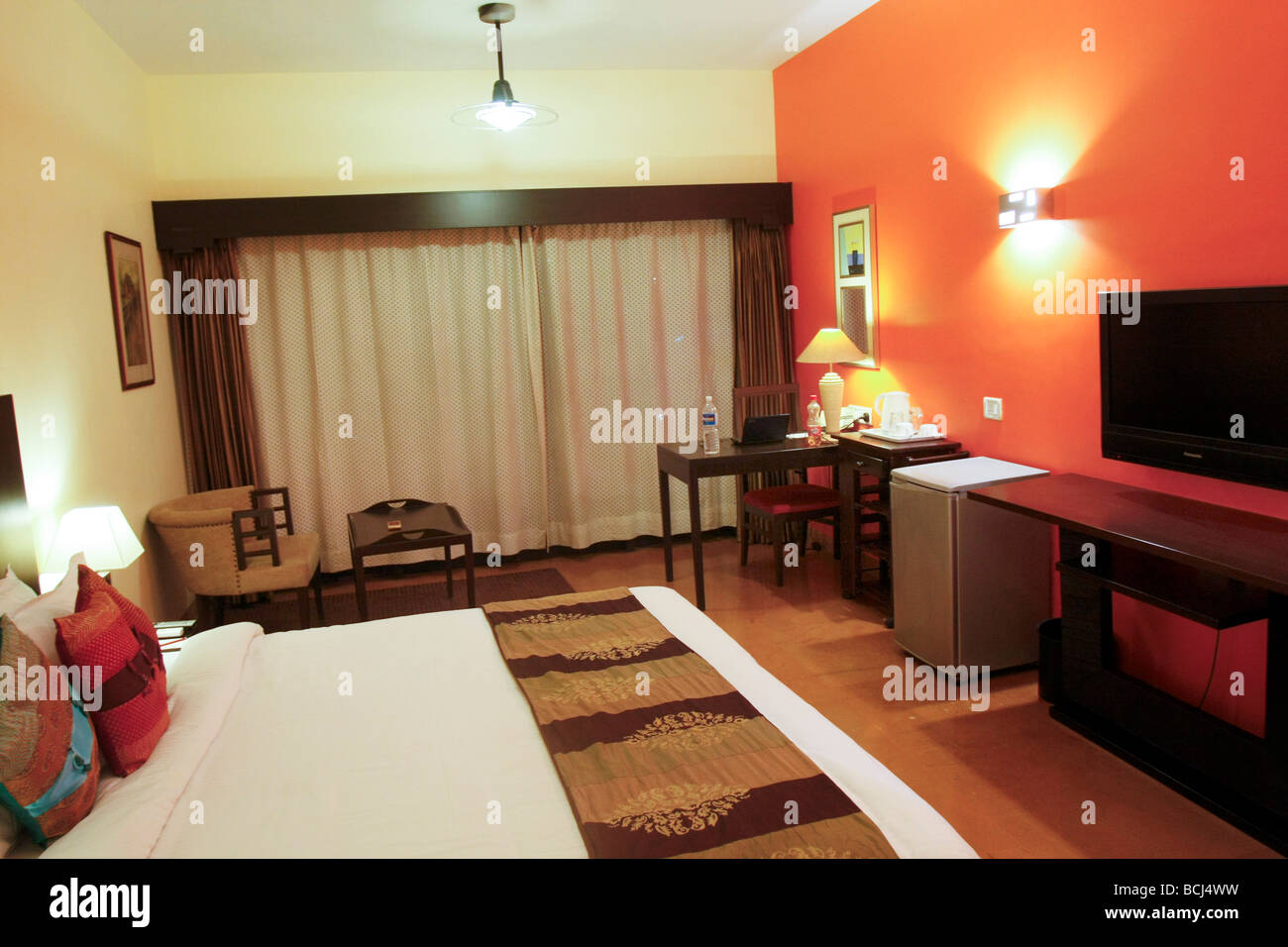 Une chambre d'hôtel dans l'hôtel Sunderbans près de la Commune d'Osho à Pune en Inde. Banque D'Images