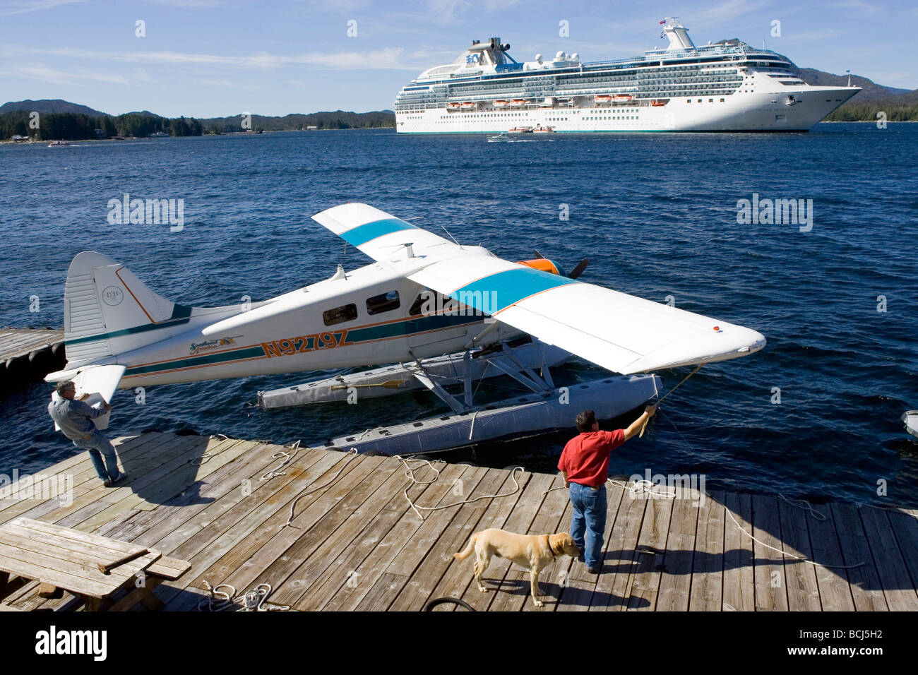 Flightseeing hydravion s'éloigne de dock w Princess Cruiseship en arrière-plan Ketchikan Alaska Banque D'Images