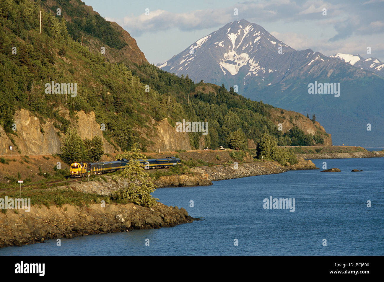 AK Railroad Passenger train le long bras Turnagain SC AK Chugach Mtns d'été Banque D'Images