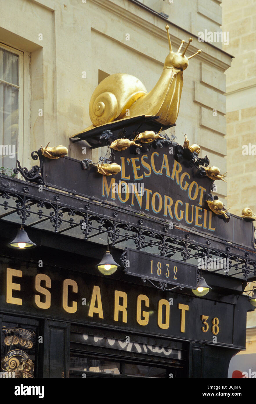 Escargot géant à l'Escargot Montorgueil restaurant sign au 45 rue Montorgueil dans quartier des Halles à Paris France Banque D'Images
