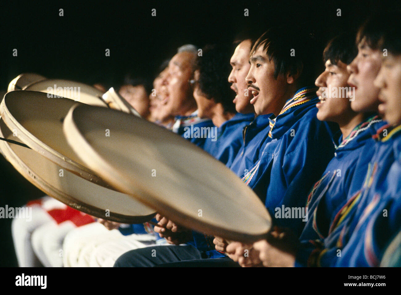 Les Esquimaux Inupiat Groupe de tambour de Wainwright en Alaska Banque D'Images