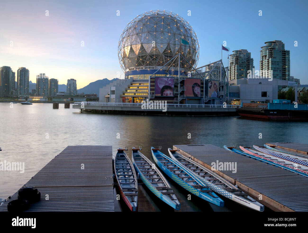 Vue sur False Creek et Telus World of Science par nuit, Vancouver, British Columbia, Canada Banque D'Images