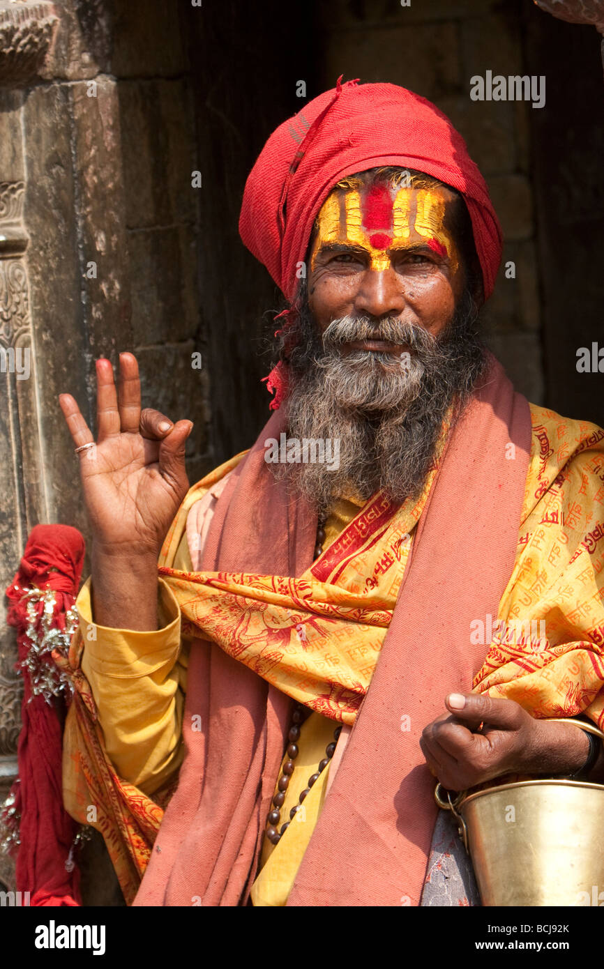 Pashupatinath, Népal. Un Sadhu, un saint hindou Man. Le trident stylisé sur son front l'identifie comme un dévot de Shiva. Banque D'Images