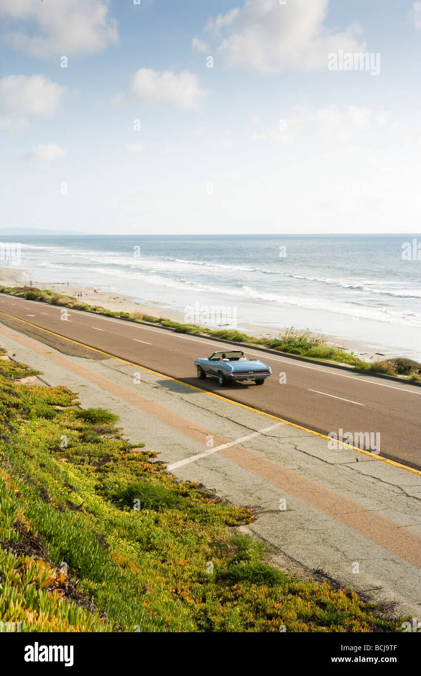 Voiture décapotable bleu femmes à conduire sur l'autoroute route à côté de l'océan Pacifique de la route 1 à San Francisco California USA Banque D'Images