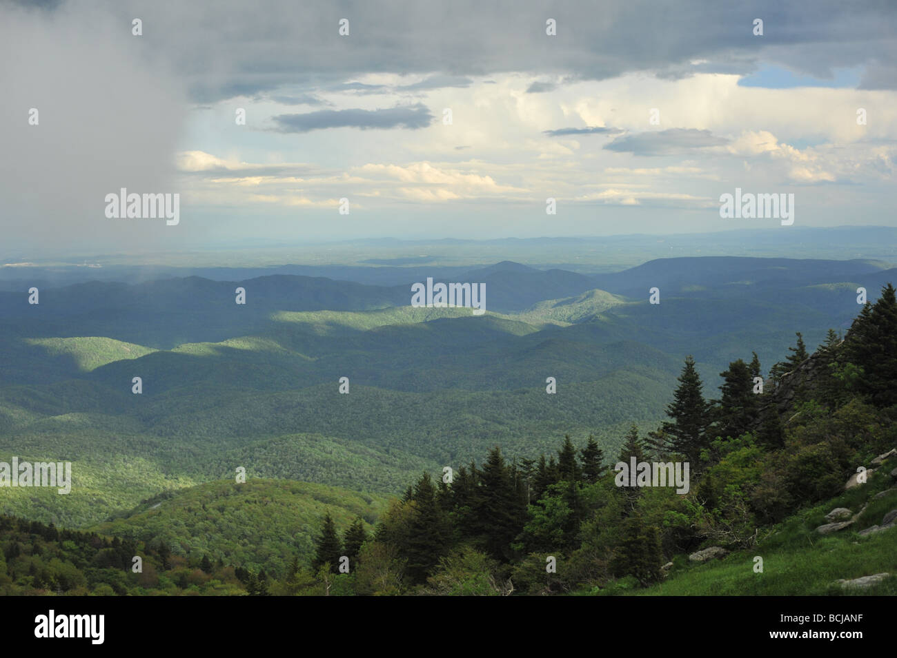Vue depuis la Grandfather Mountain dans le montagnes des Appalaches de la Caroline du Nord, États-Unis d'Amérique et la zone Gorge Linville Banque D'Images