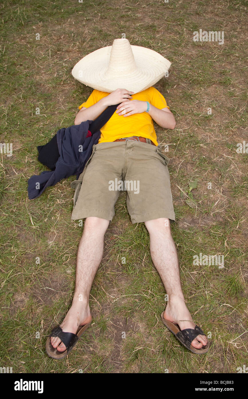 L'homme dormir sous un chapeau mexicain géant à Glastonbury Festival 2009 Banque D'Images
