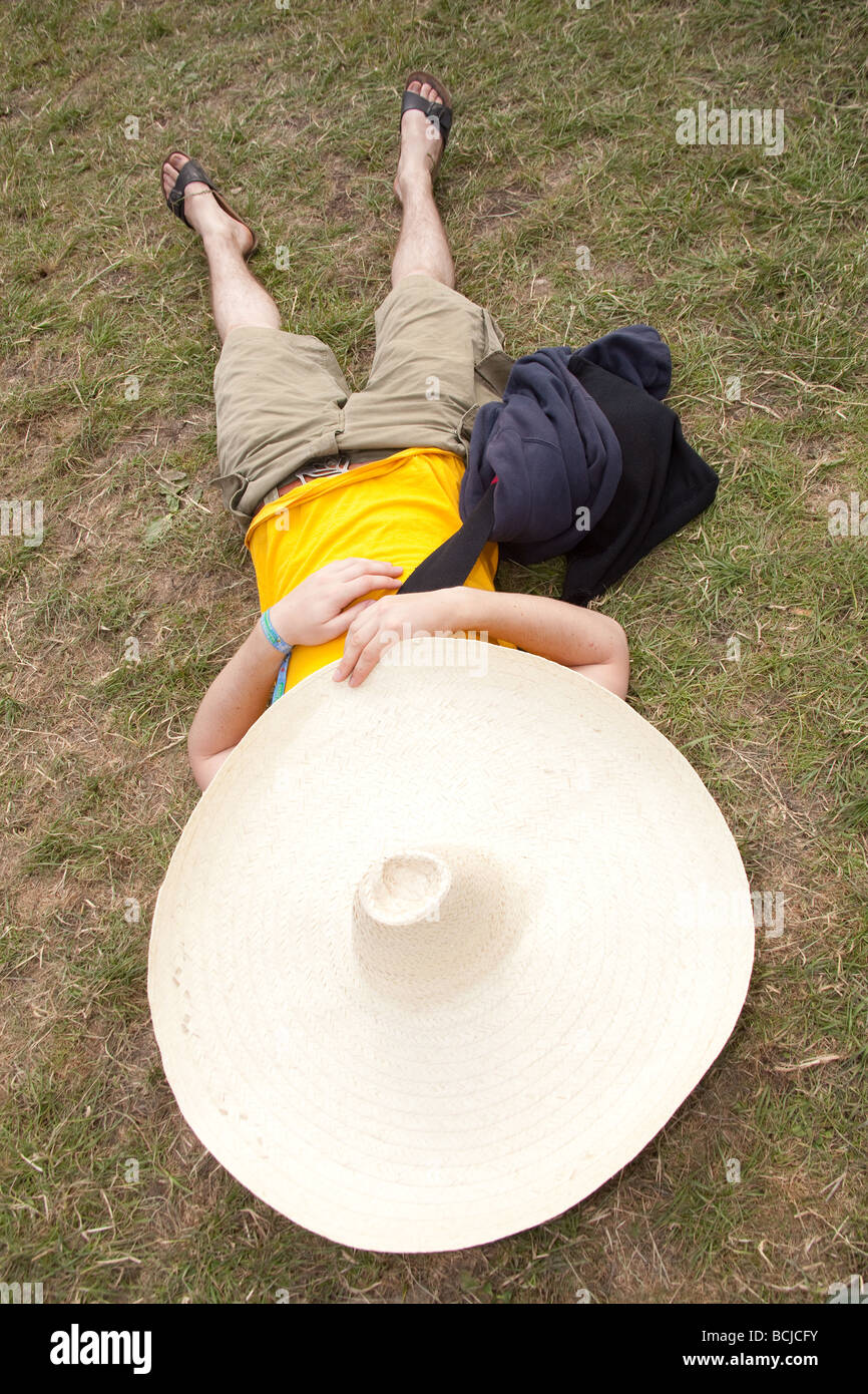 L'homme dormir sous un chapeau mexicain géant à Glastonbury Festival 2009 Banque D'Images
