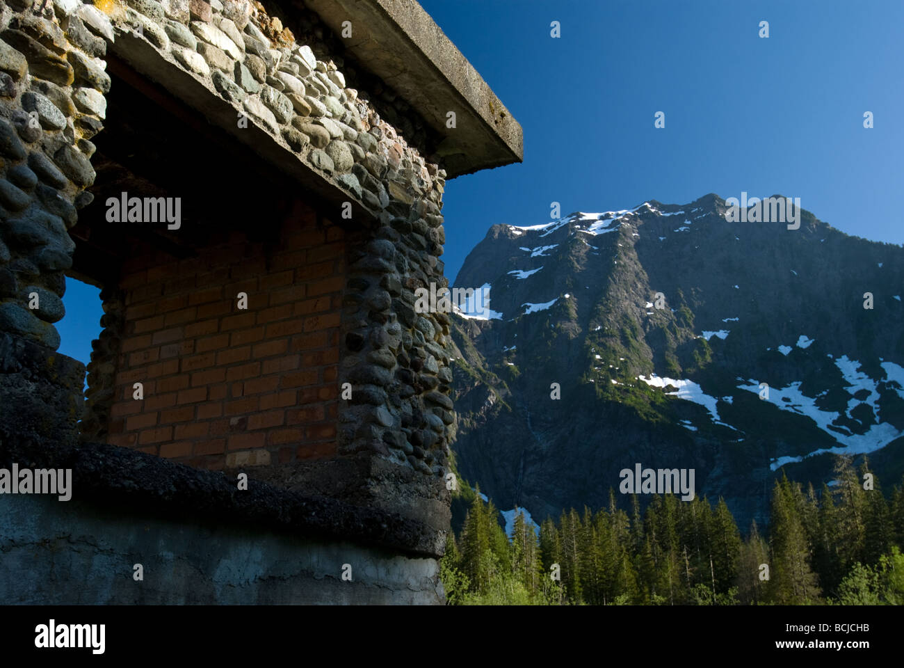 La cheminée de l'ancienne grande quatre Inn avec Big 4 montagne dans l'arrière-plan. Banque D'Images