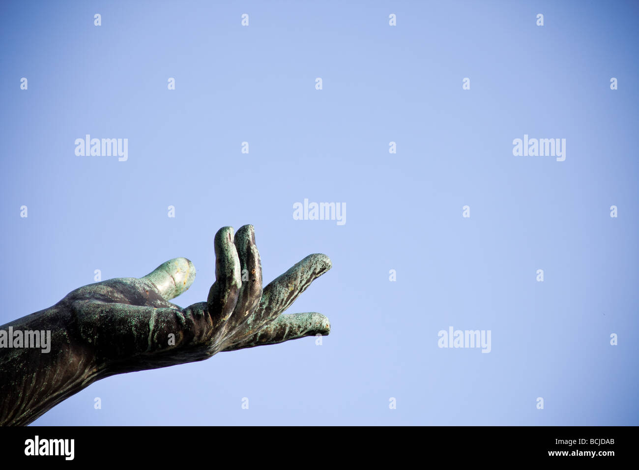 La main d'une statue en bronze montre au ciel Banque D'Images