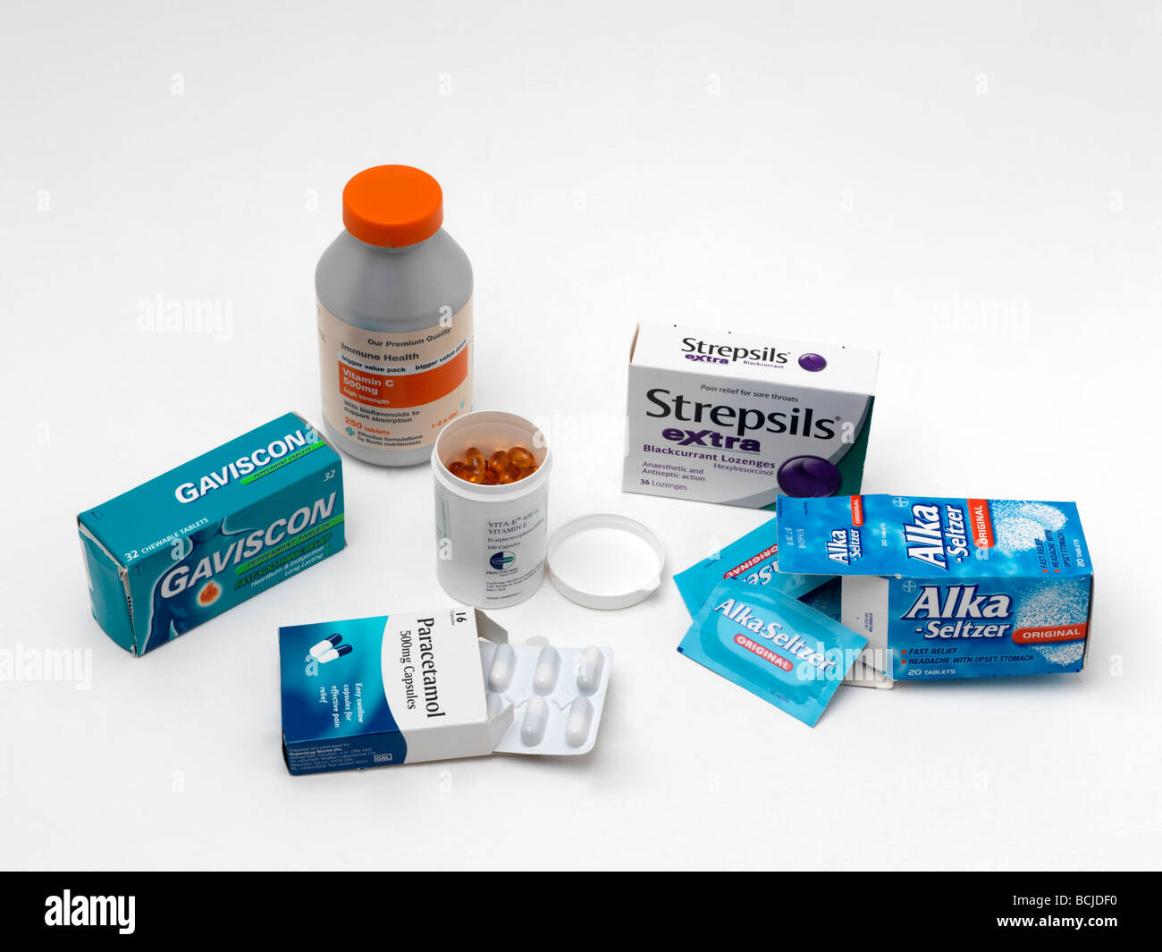 La médecine qui peuvent être achetés au comptoir Paracetomol Strepsils Vitamines antiacides Banque D'Images