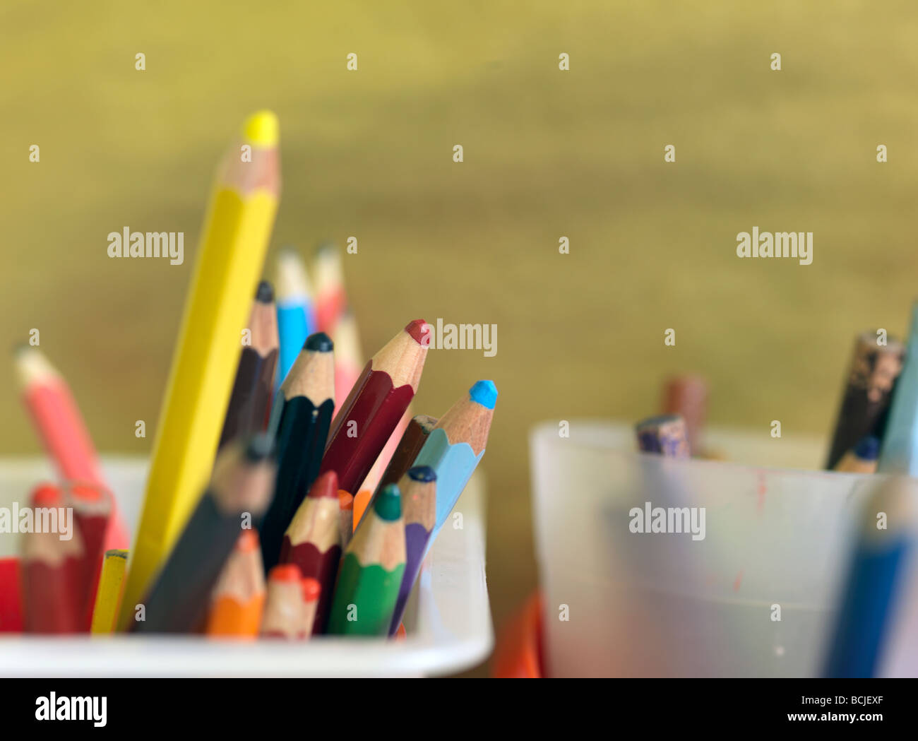 Crayons de couleur à l'école des pots Banque D'Images