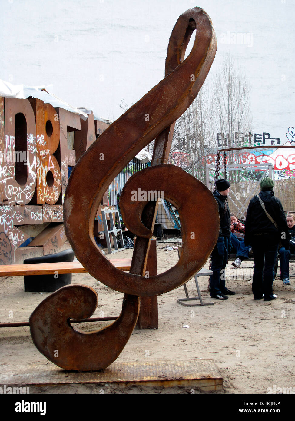 Berlin Tacheles Graffiti Art Sculpture Banque De Photographies Et D berlin-tacheles-graffiti-art-sculpture-banque-de-photographies-et-d