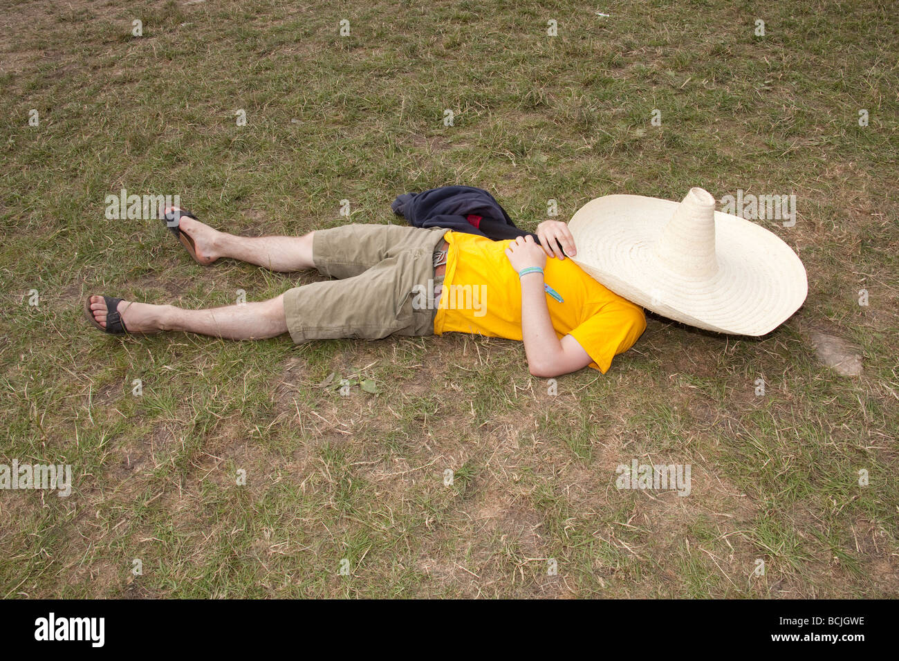L'homme dormir sous un chapeau mexicain géant à Glastonbury Festival 2009 Banque D'Images