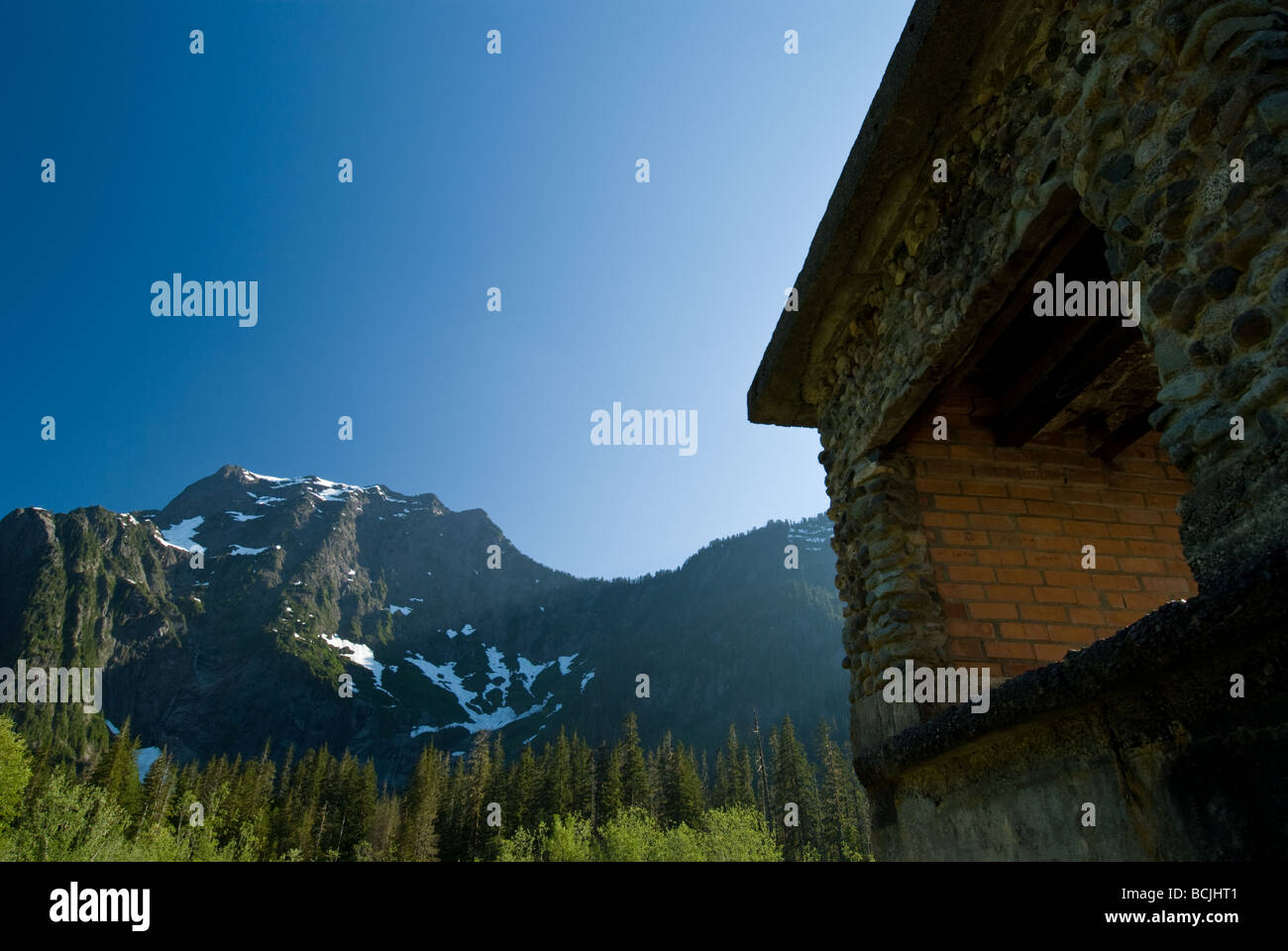 La cheminée de l'ancienne grande quatre Inn avec Big 4 montagne dans l'arrière-plan. Banque D'Images