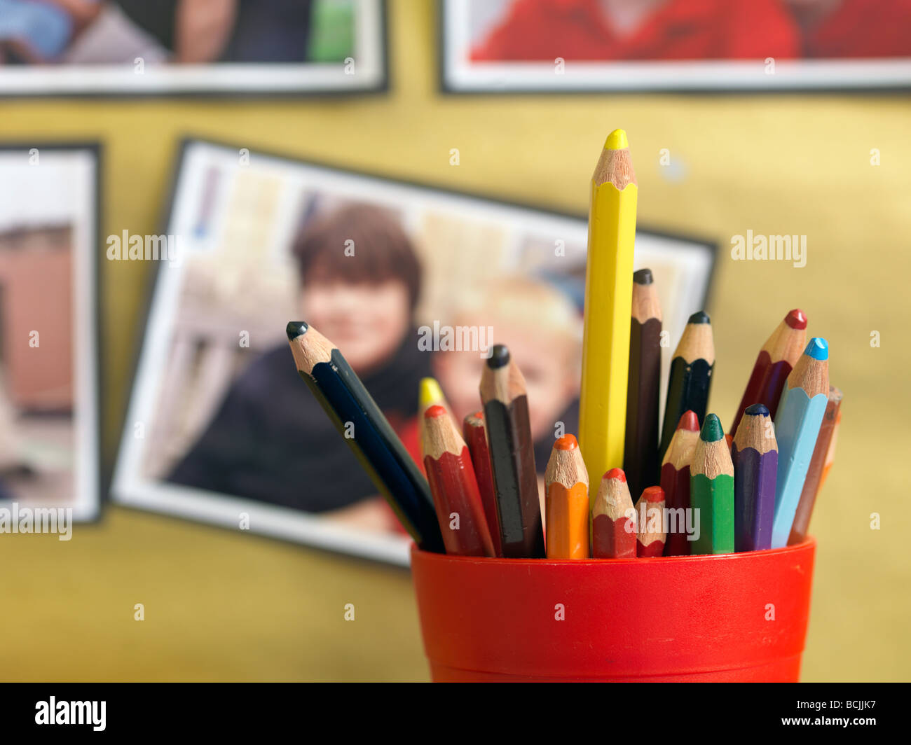 Crayons de couleur à l'école des pots Banque D'Images