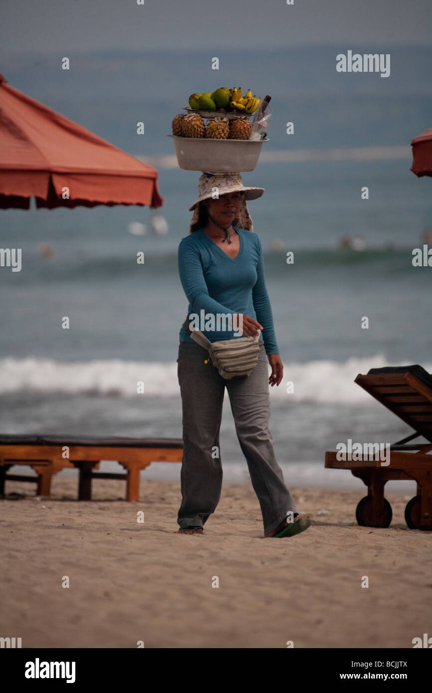 Femme Bali Kuta Océan mer plage de roulement de la tête de fruits Banque D'Images