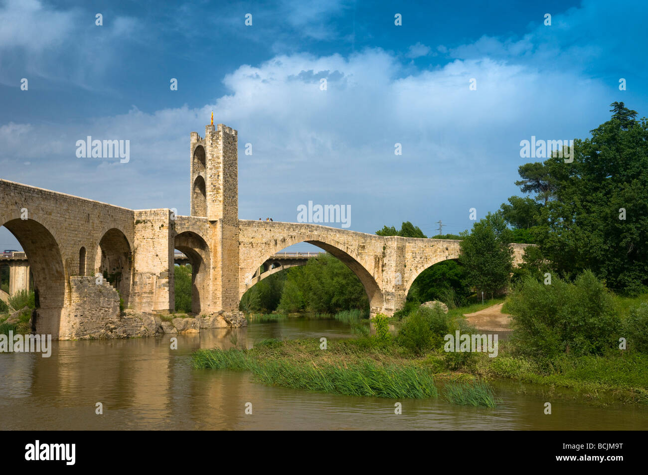 L'Espagne, la Catalogne (Catalunya), Besalu, Pont Vell (vieux pont) sur la rivière Fluvia Banque D'Images