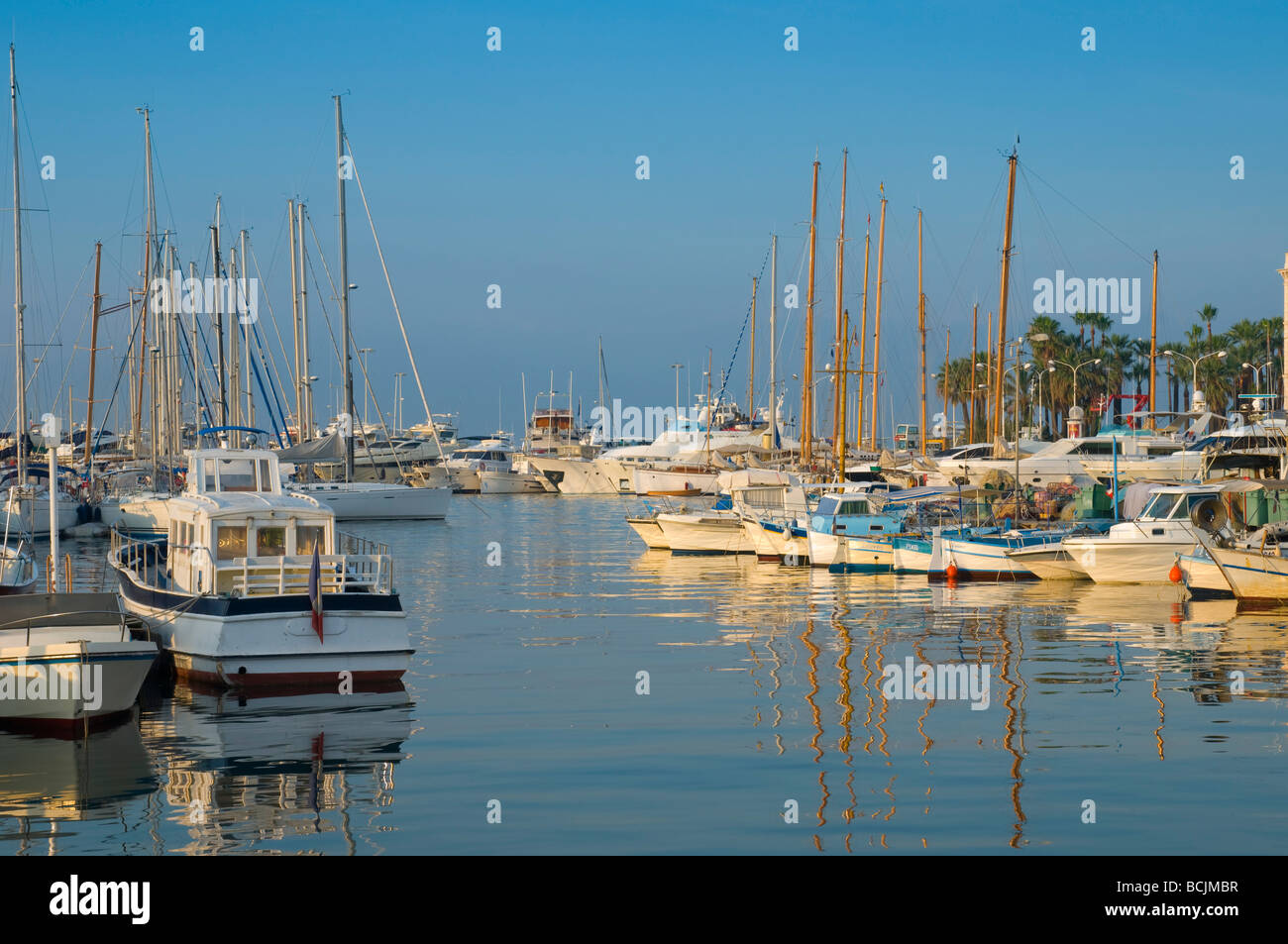 France, Provence-Alpes-Côte d'Azur, Cannes, la vieille ville, Le Suquet, Vieux Port) Banque D'Images