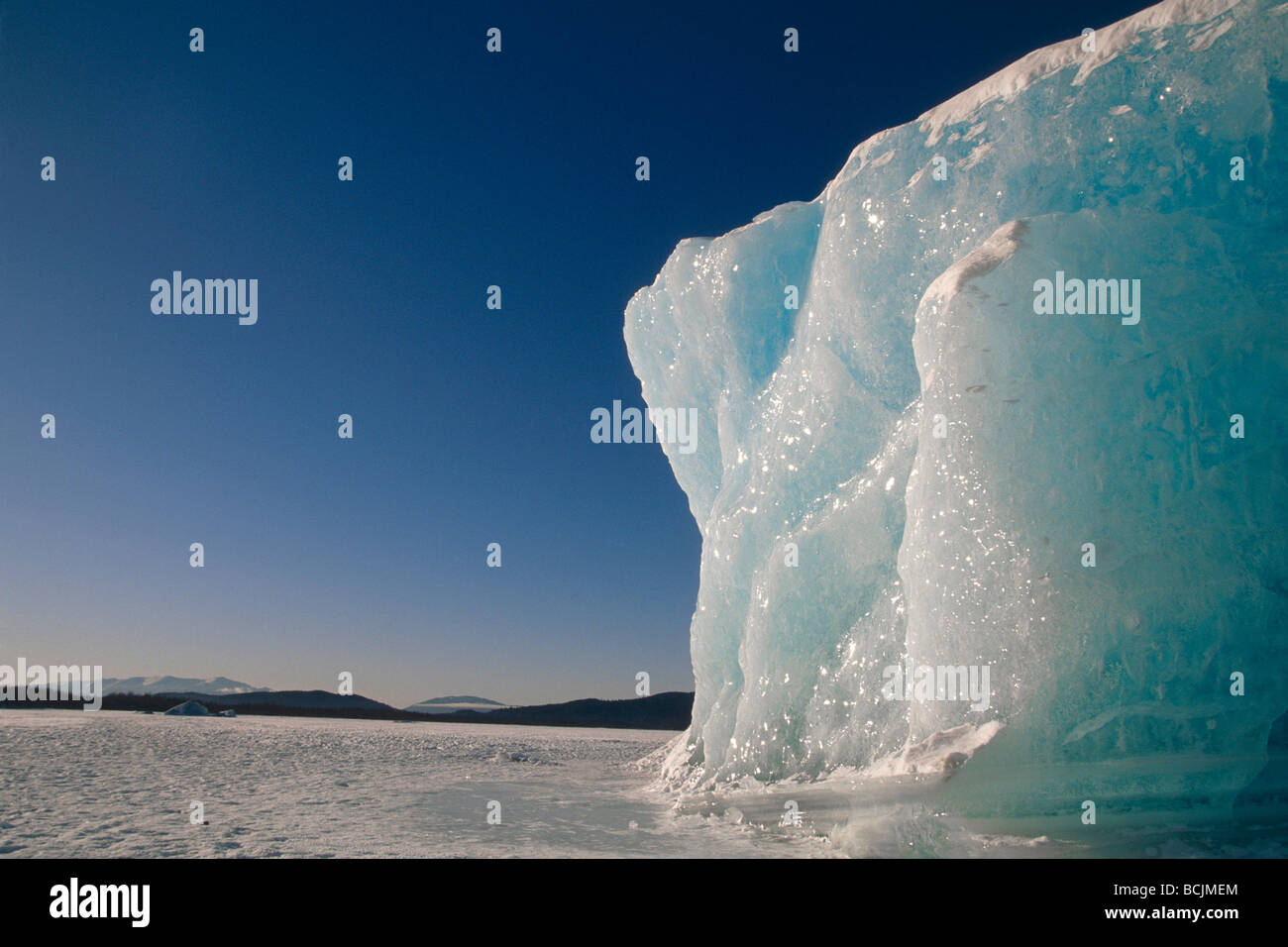 Iceberg gelé dans le sud-est du lac Mendenhall Formation hiver AK Juneau Banque D'Images