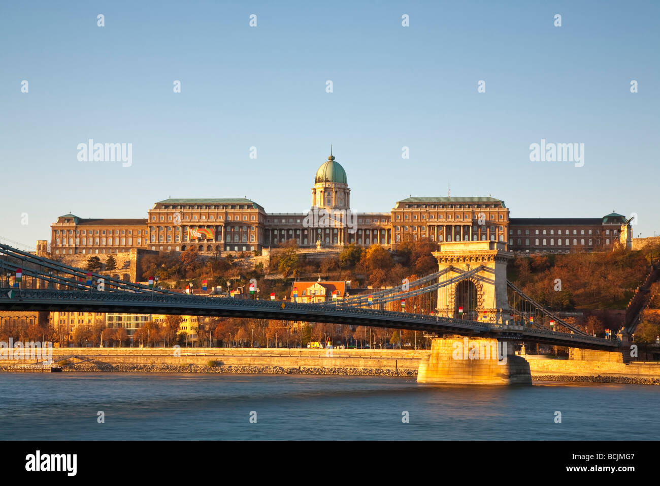 Pont des Chaînes et le Palais Royal sur la colline du Château, Budapest, Hongrie, RF Banque D'Images
