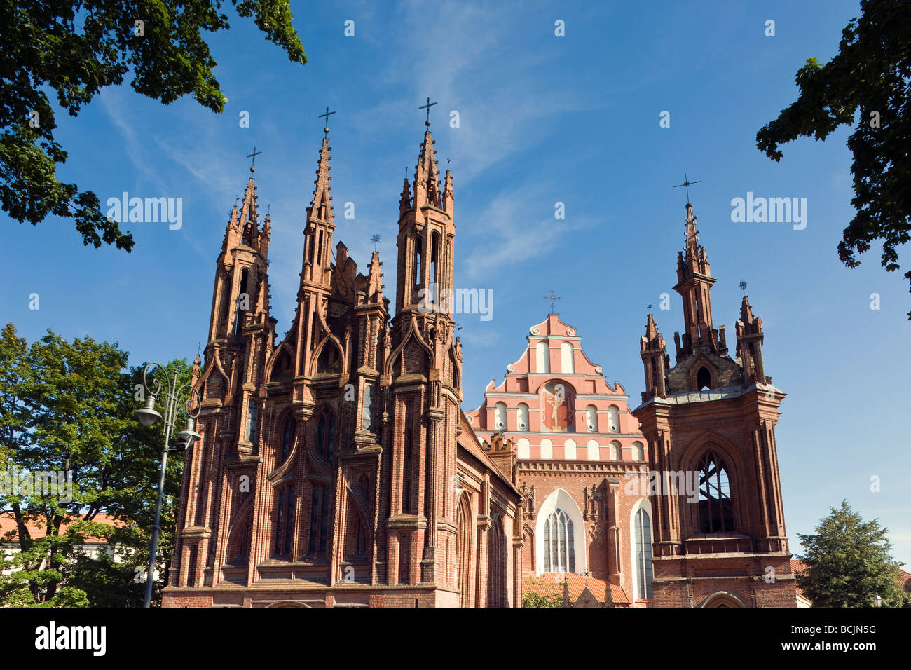 La Lituanie, Vilnius, l'église Sainte-Anne et Saint François et l'Église des Bernardins Banque D'Images