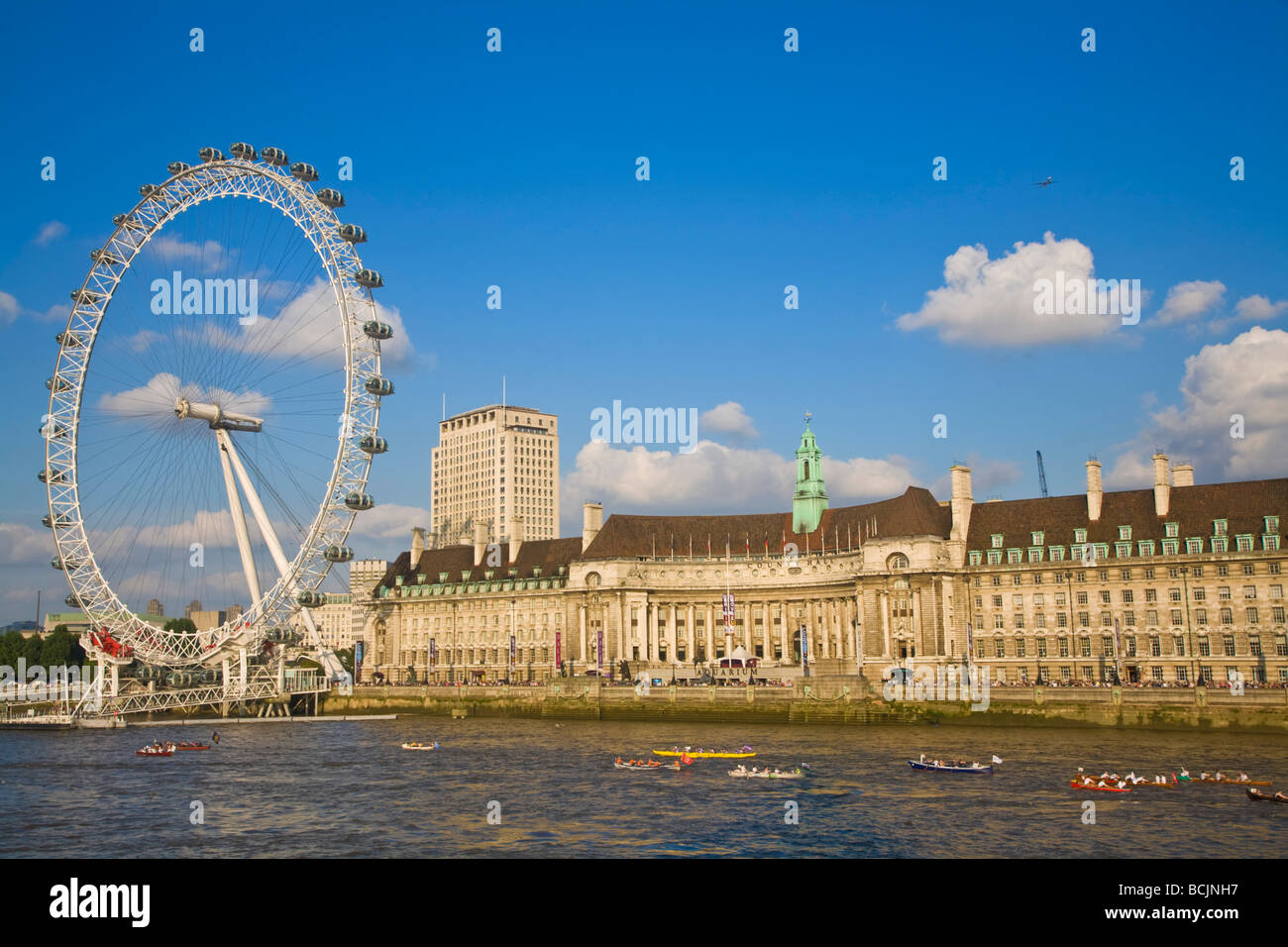 L'Angleterre, Londres. South Bank, London eye/roue du millénaire, Thames Festival, le grand fleuve Race Banque D'Images